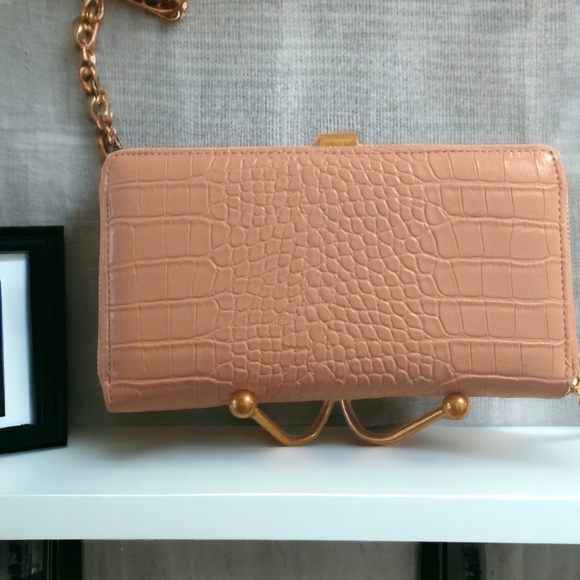 Betsy Johnson Pink Nude Blush Bow Accent Crocodile Print Wrist Wallet - Picture 2 of 5